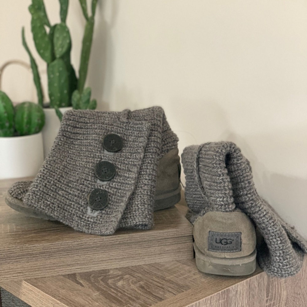 Grey knit Ugg’s